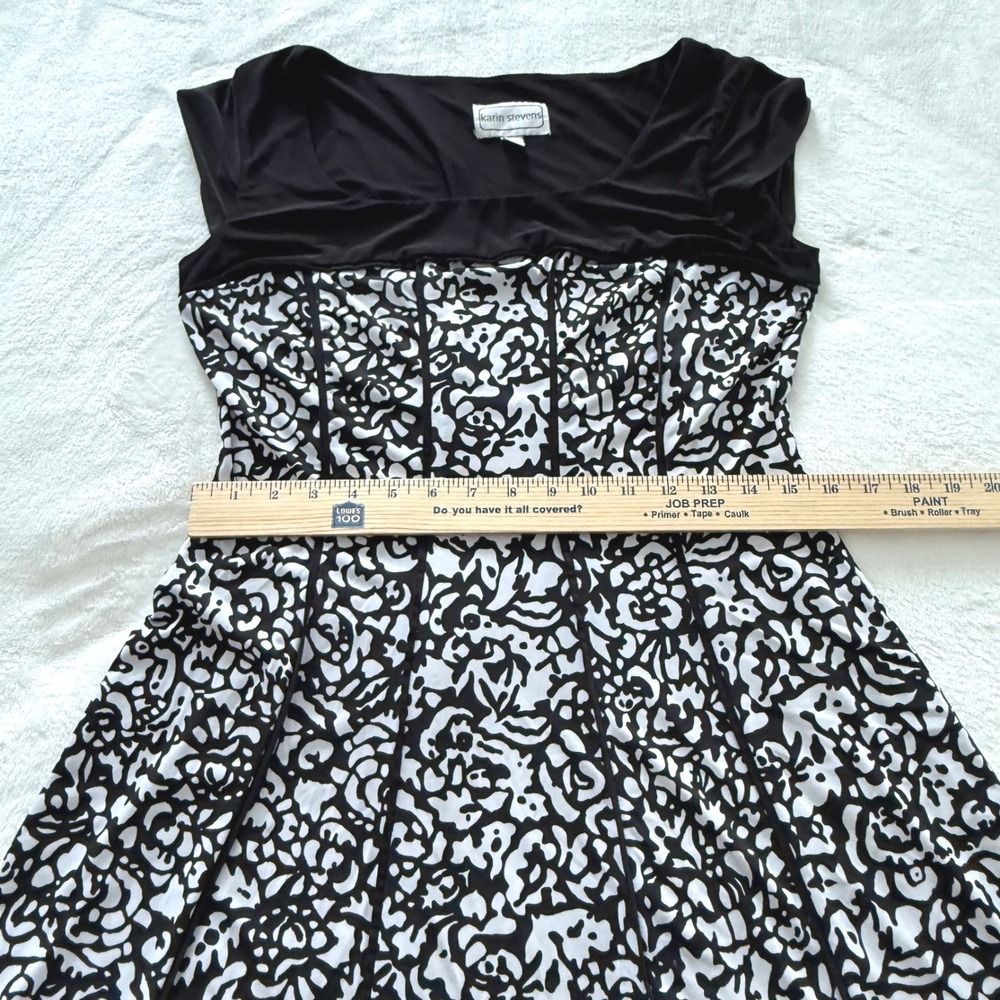 Karin Stevens Fit & Flare Dress Womens 10 Black White Floral Scroll Excellent - Picture 6 of 9